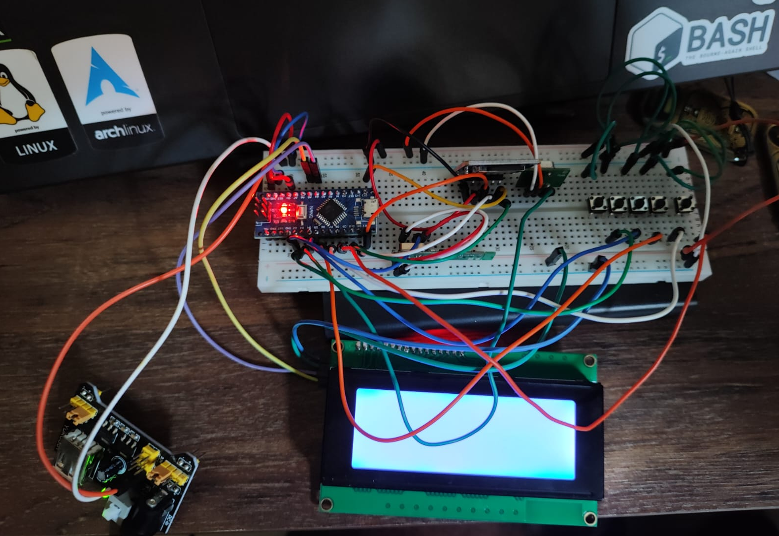 Circuito ligado na *protoboard*.